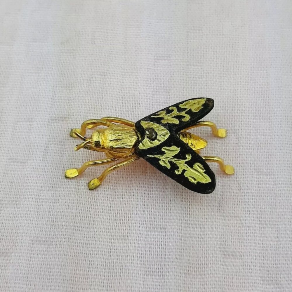 Vintage Damascene Art Spanish Fly Pin Brooch Bug Insect Gold Black Tone Small 1" - Picture 3 of 5